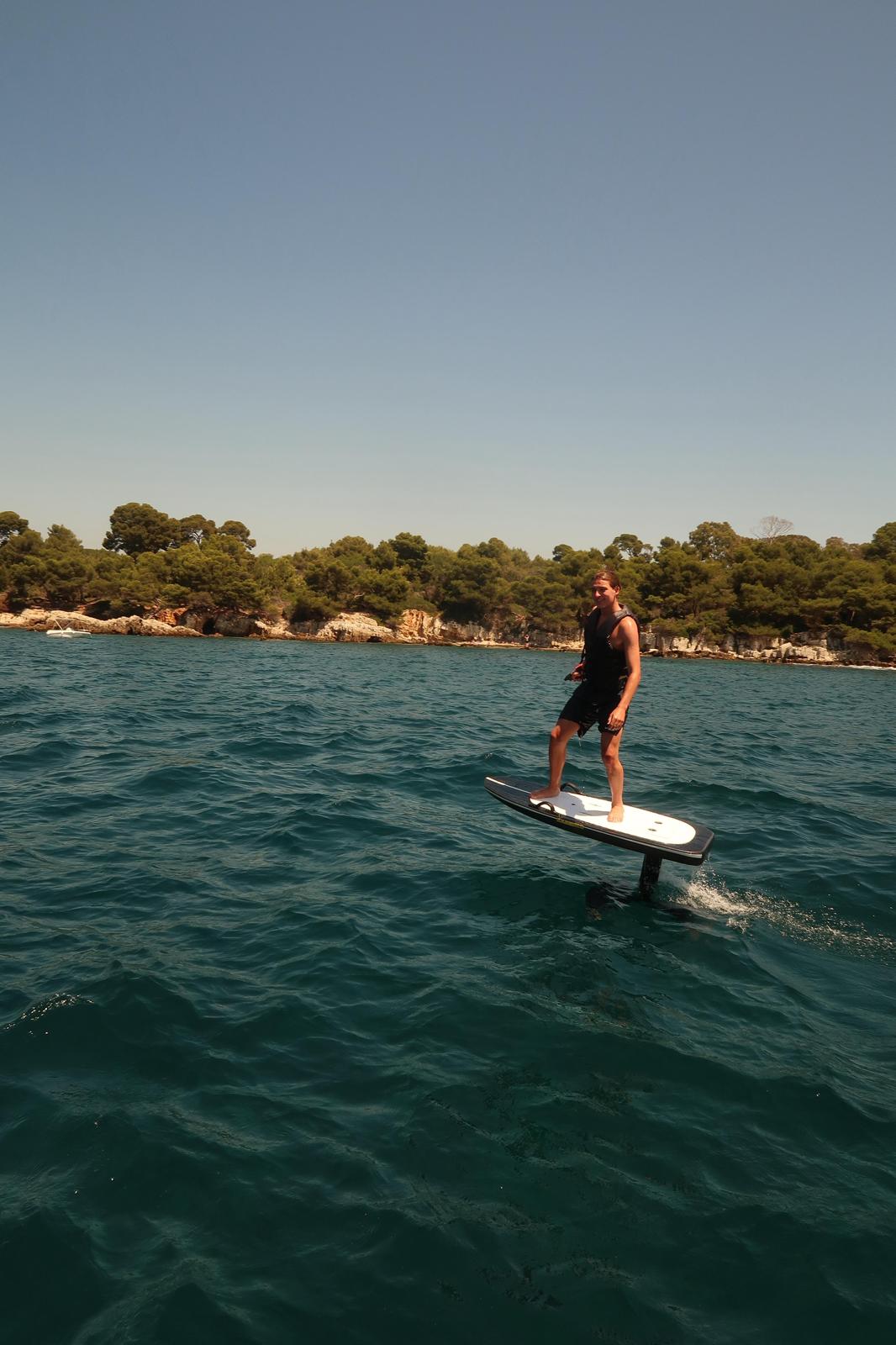 Maarten op een board boven het water