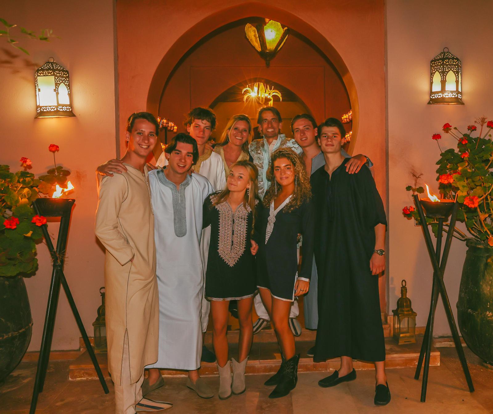 Maarten met familie en vrienden tijdens een avond uit